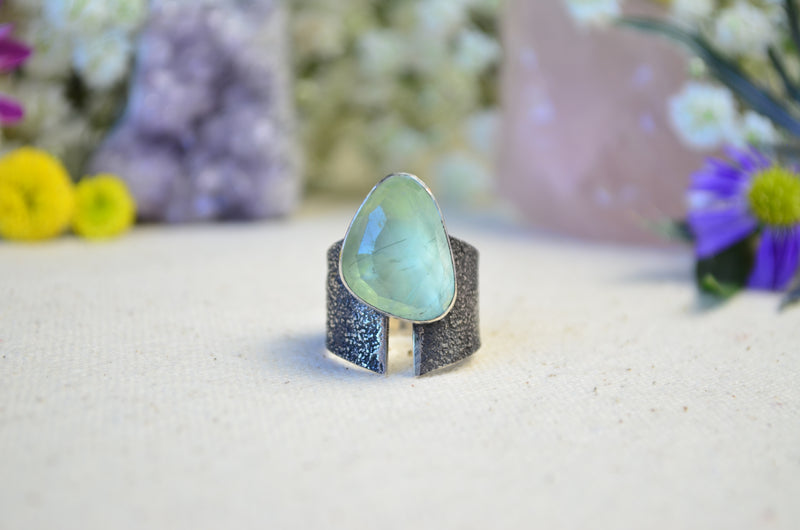 Prehnite Textured Wide Band Ring (Size 7)